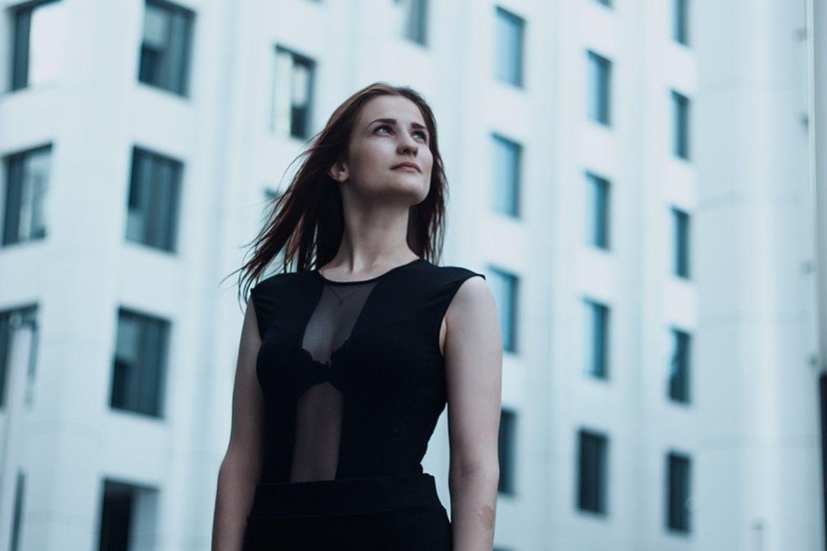 Blusas negras: el secreto para lucir elegante en cualquier ocasión