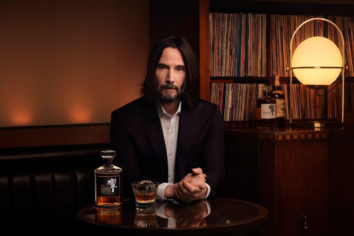 Keanu Reeves y Sofia Coppola se unen para celebrar 100 años del whiskey japonés