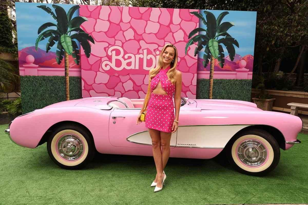 Margot Robbie deslumbra como una muñeca Barbie en un vestido rosa con lunares