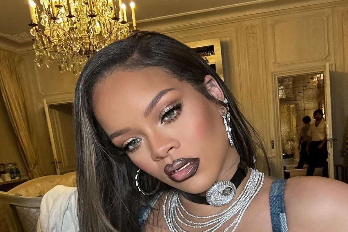 Rihanna deslumbra en el desfile de Louis Vuitton con un reloj de medio millón de euros en su cuello