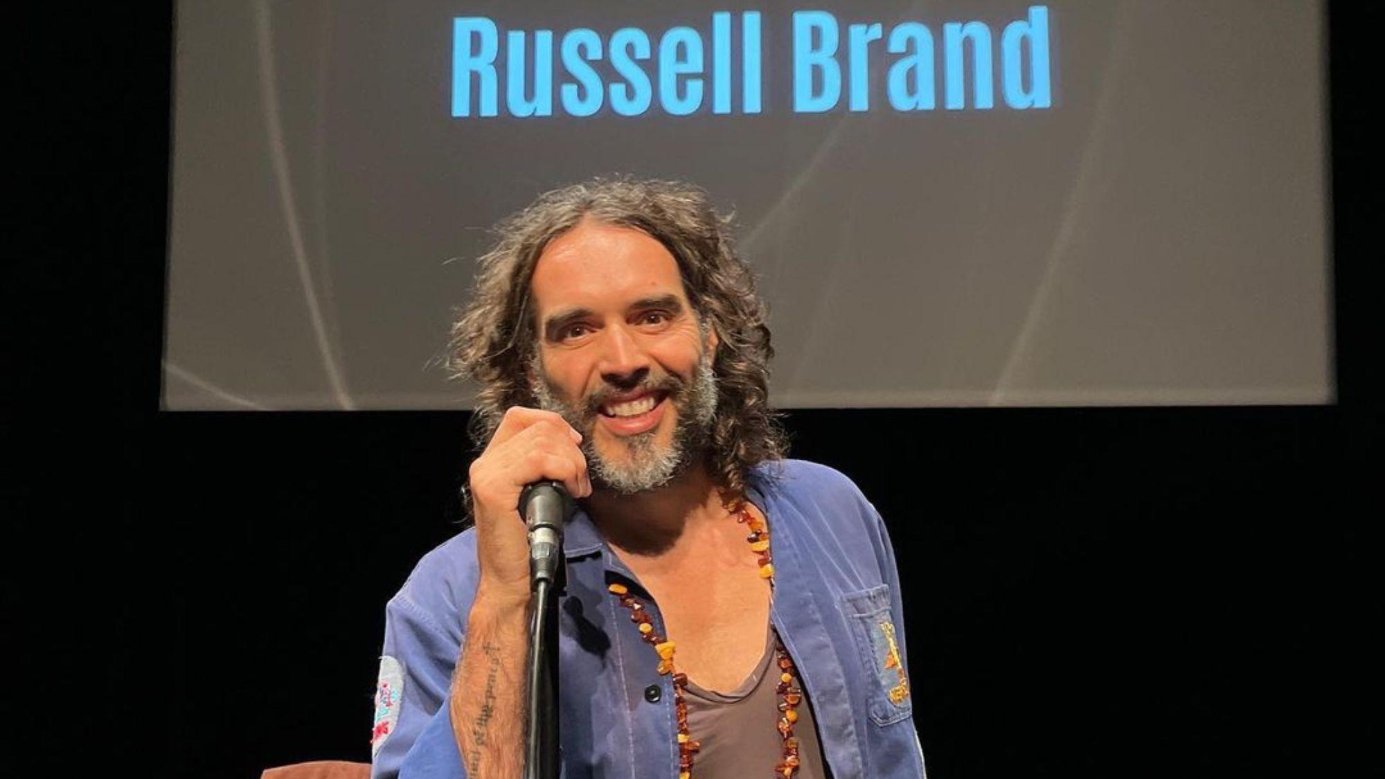 Policía interroga a Russell Brand tras acusaciones de agresión sexual