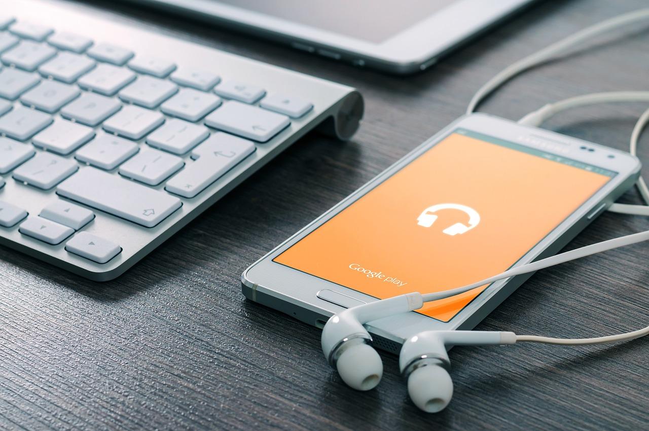 Descubre las canciones que no pueden faltar en tu playlist de Año Nuevo
