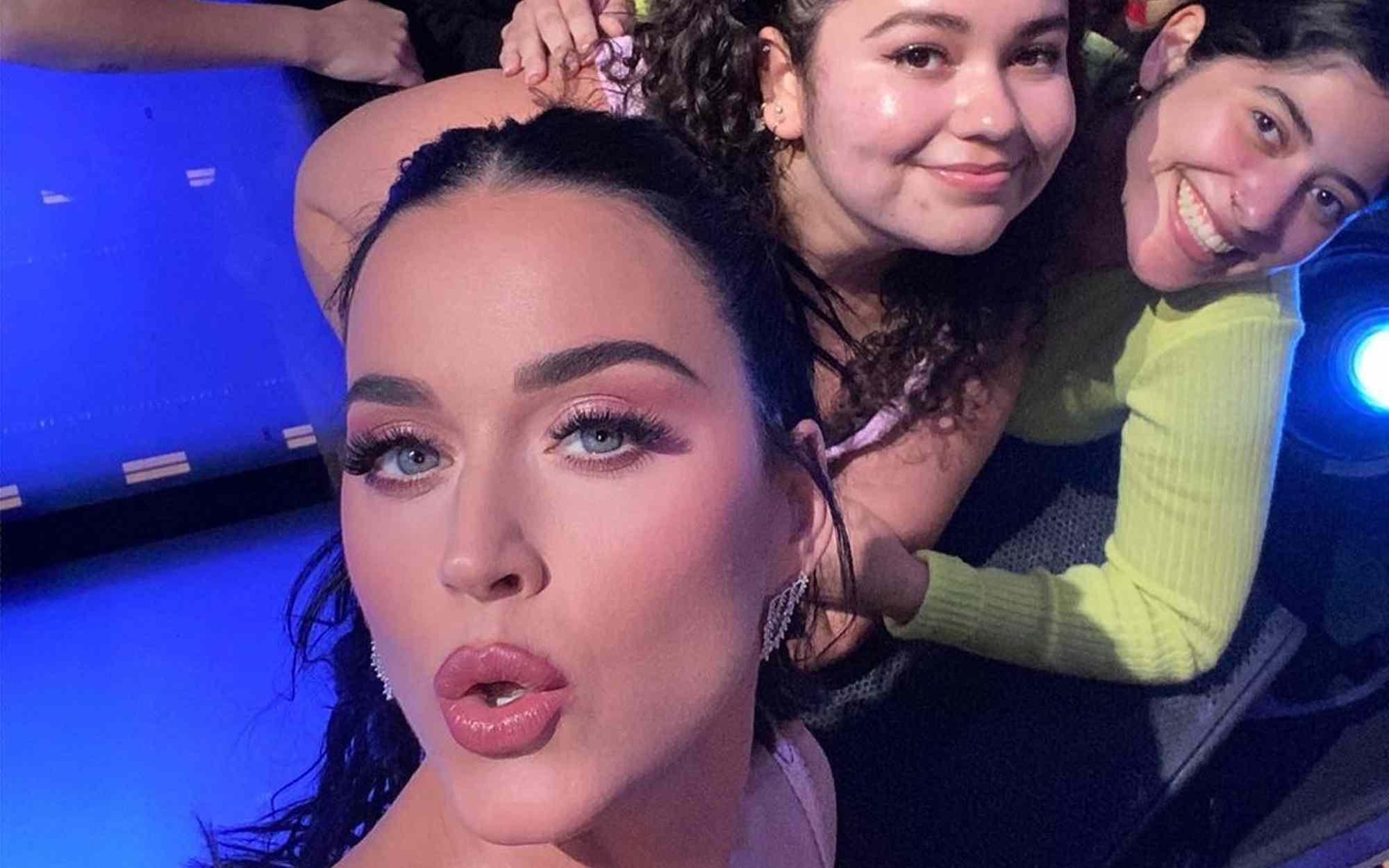 ¡Representando a México! Fan mexicana se roba show de Katy Perry en Las Vegas