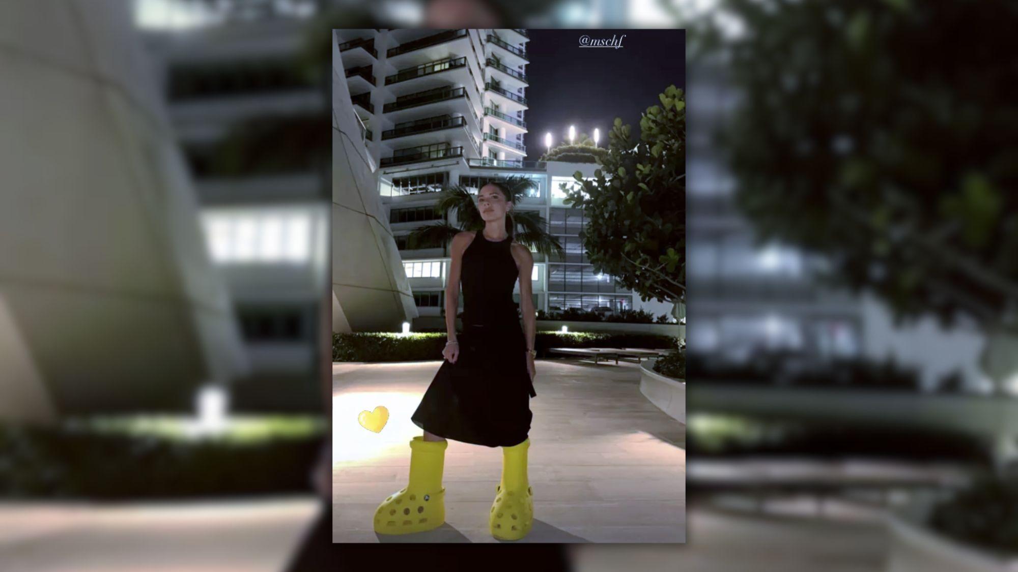 Victoria Beckham impulsa la tendencia de botas gigantes en redes sociales