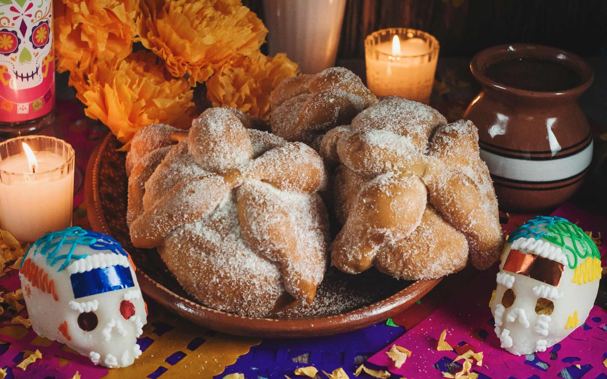 El origen del pan de muerto y significado en la ofrenda