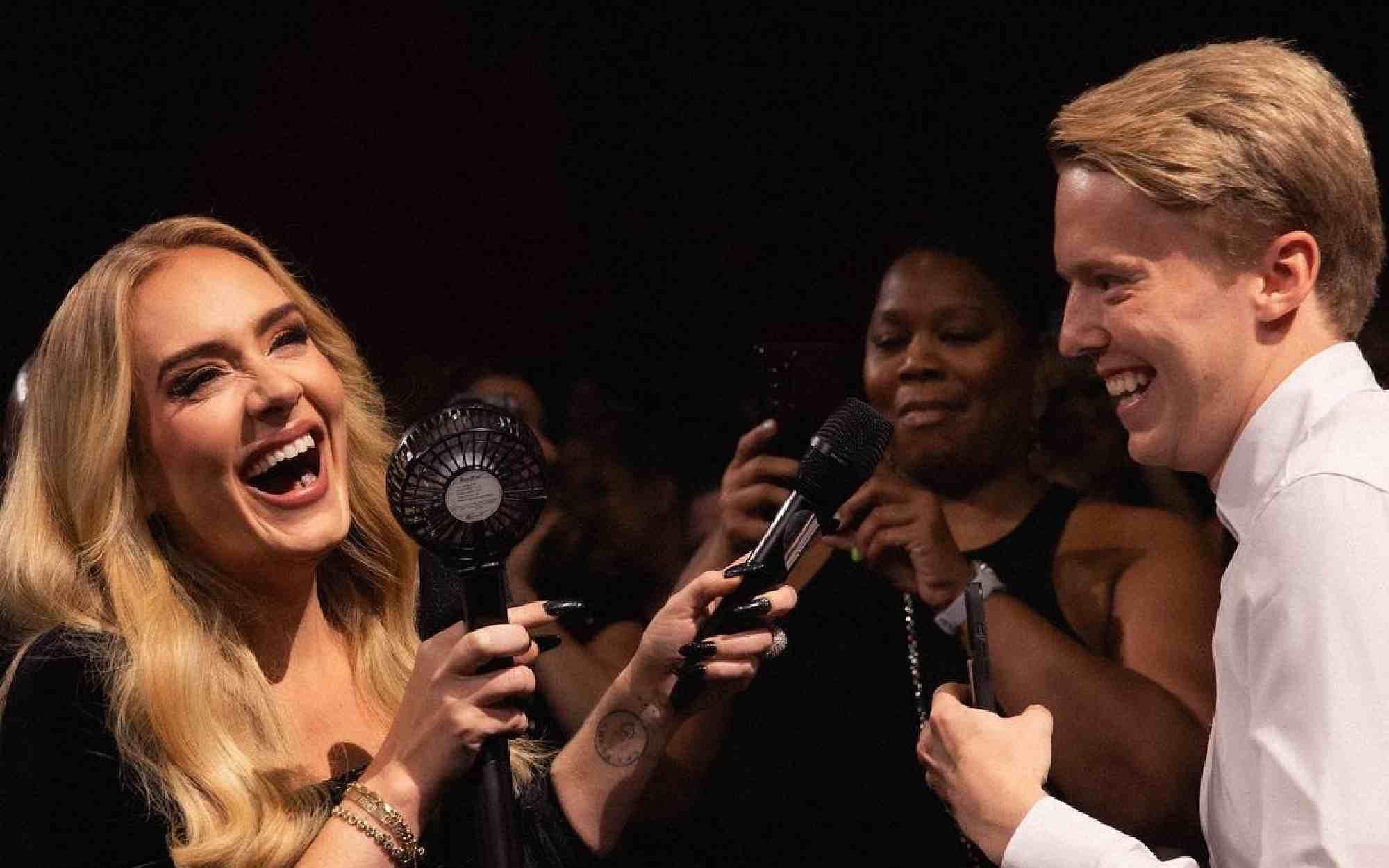 Adele presume a sus muñecos del Dr. Simi y agradece a sus fans mexicanos