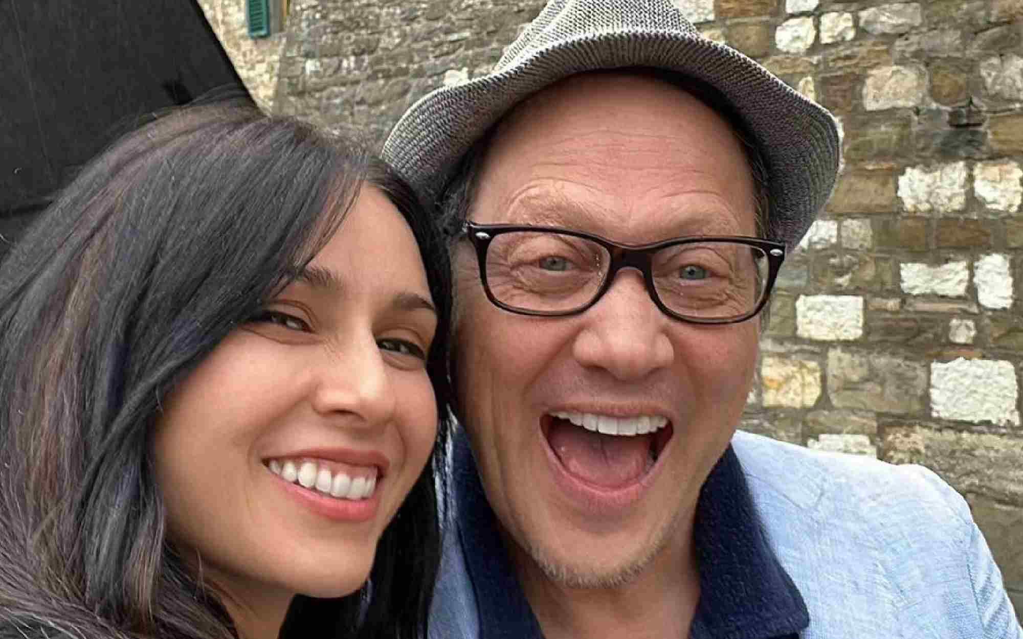 El actor Rob Schneider canta “La Bikina” con mariachis