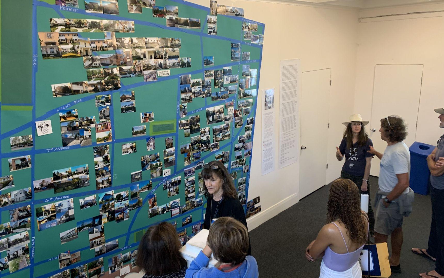 Exposición en Venice Beach: Arte y estadísticas resaltan la crisis de vivienda