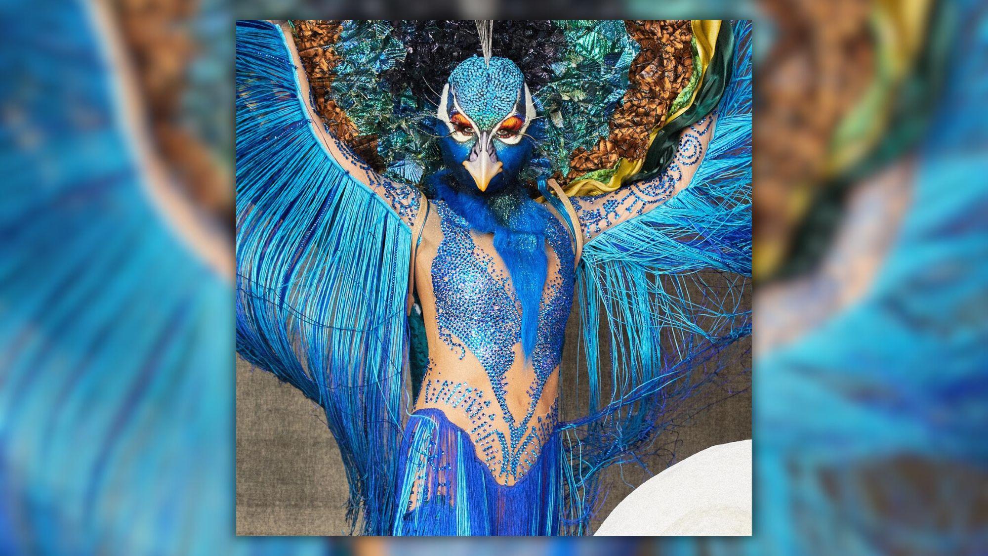 Heidi Klum se disfraza de un majestuoso pavo real en su fiesta de Halloween