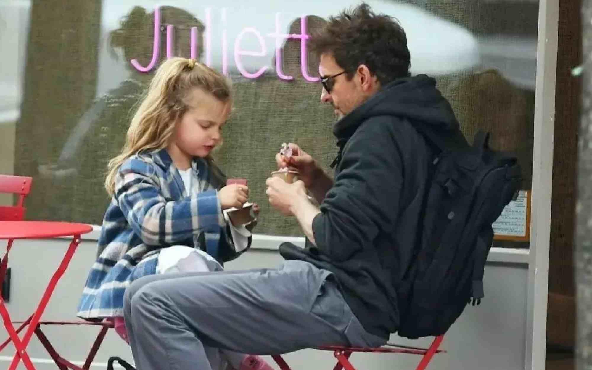 Bradley Cooper aparece en la alfombra roja con su hija