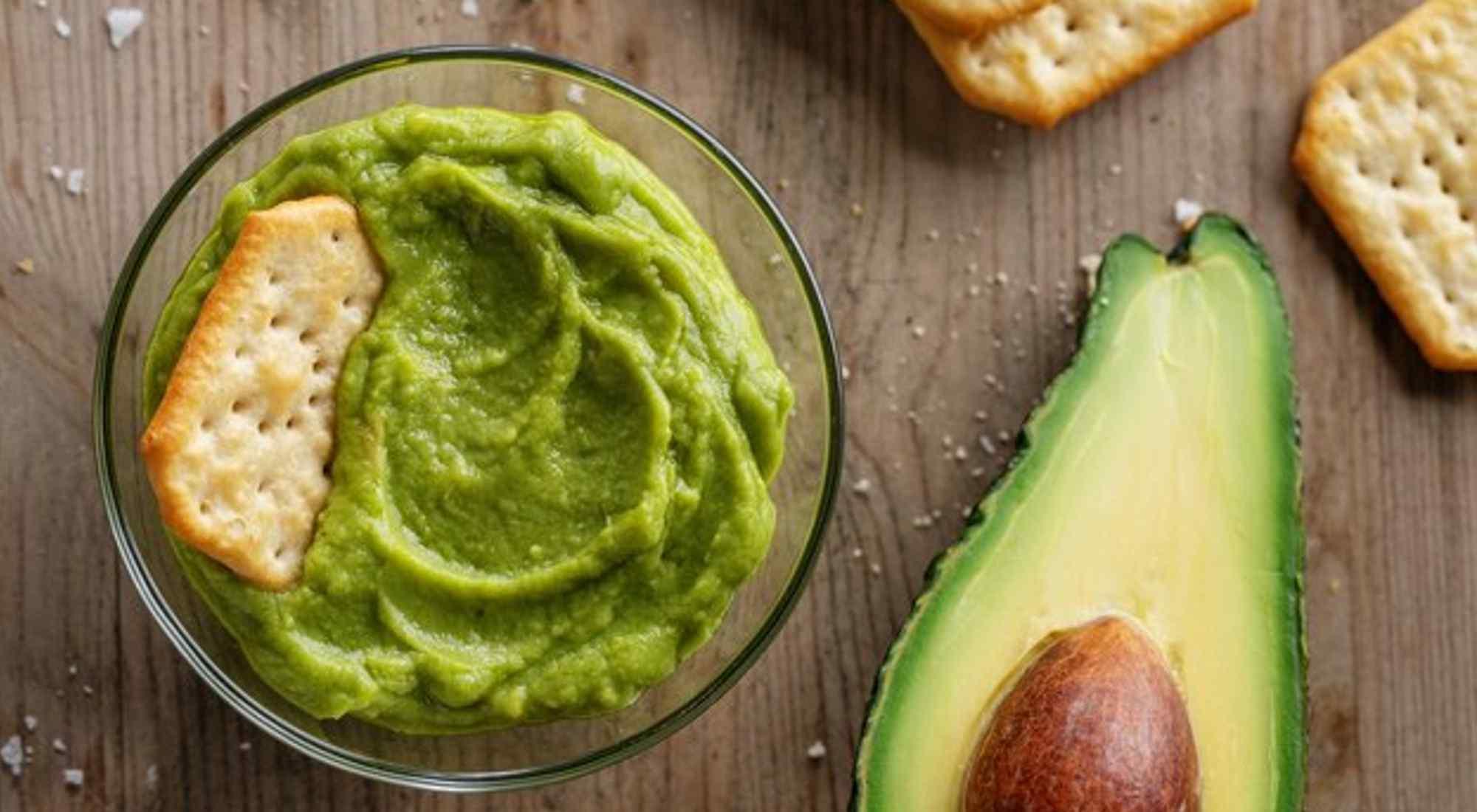 Así de sencillo se puede hacer un aderezo de aguacate con yogurt griego