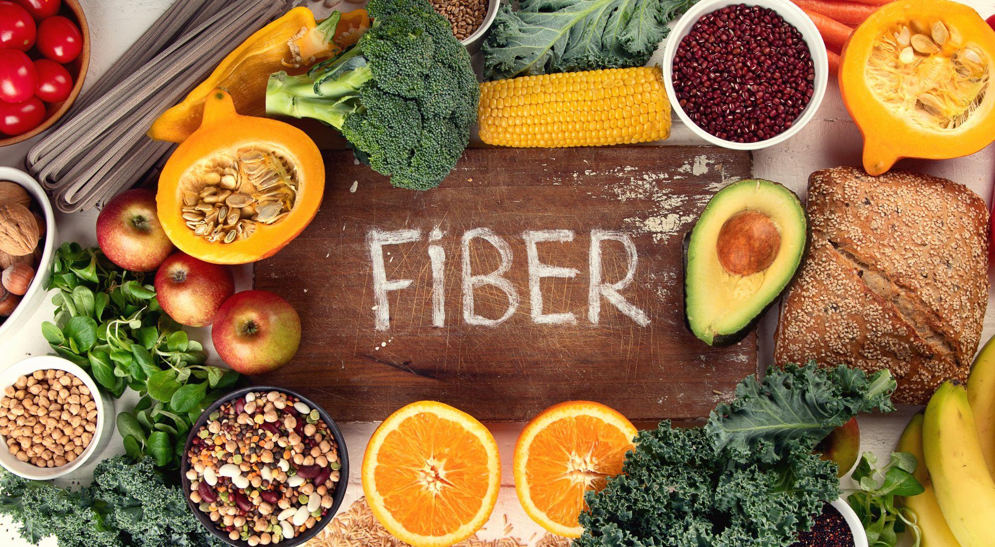 ¿Cuáles alimentos son ricos en fibra y por qué conviene comerlos?