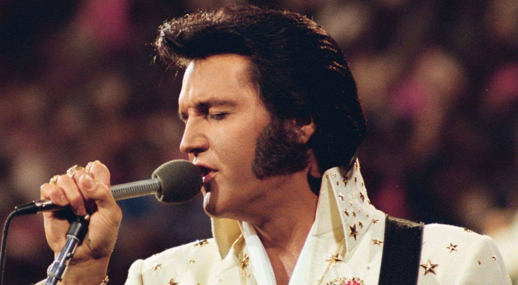 Elvis Presley regresa a los escenarios en forma holográfica, 47 años después de su muerte