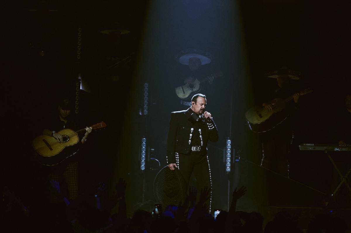 Fotos y video: Pepe Aguilar presentando su nuevo éxito en Premio Lo Nuestro