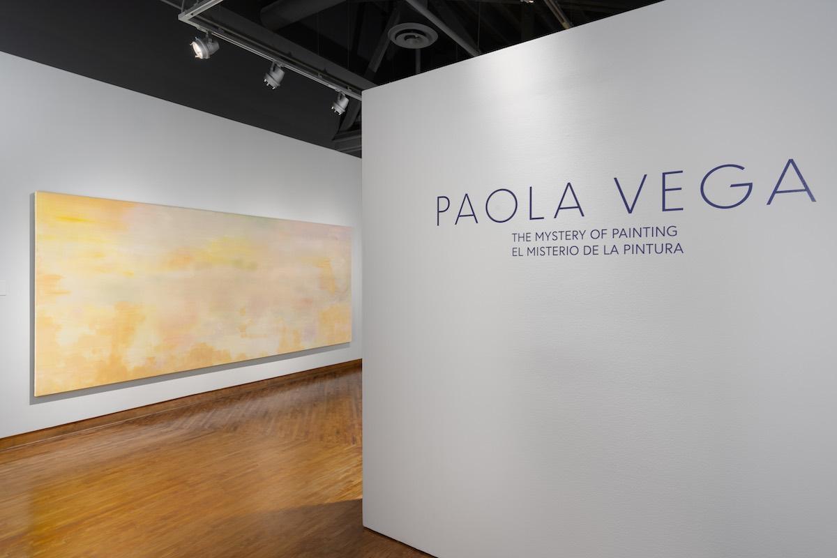 Paola Vega y el Encanto de la Pintura Abstracta en Los Ángeles