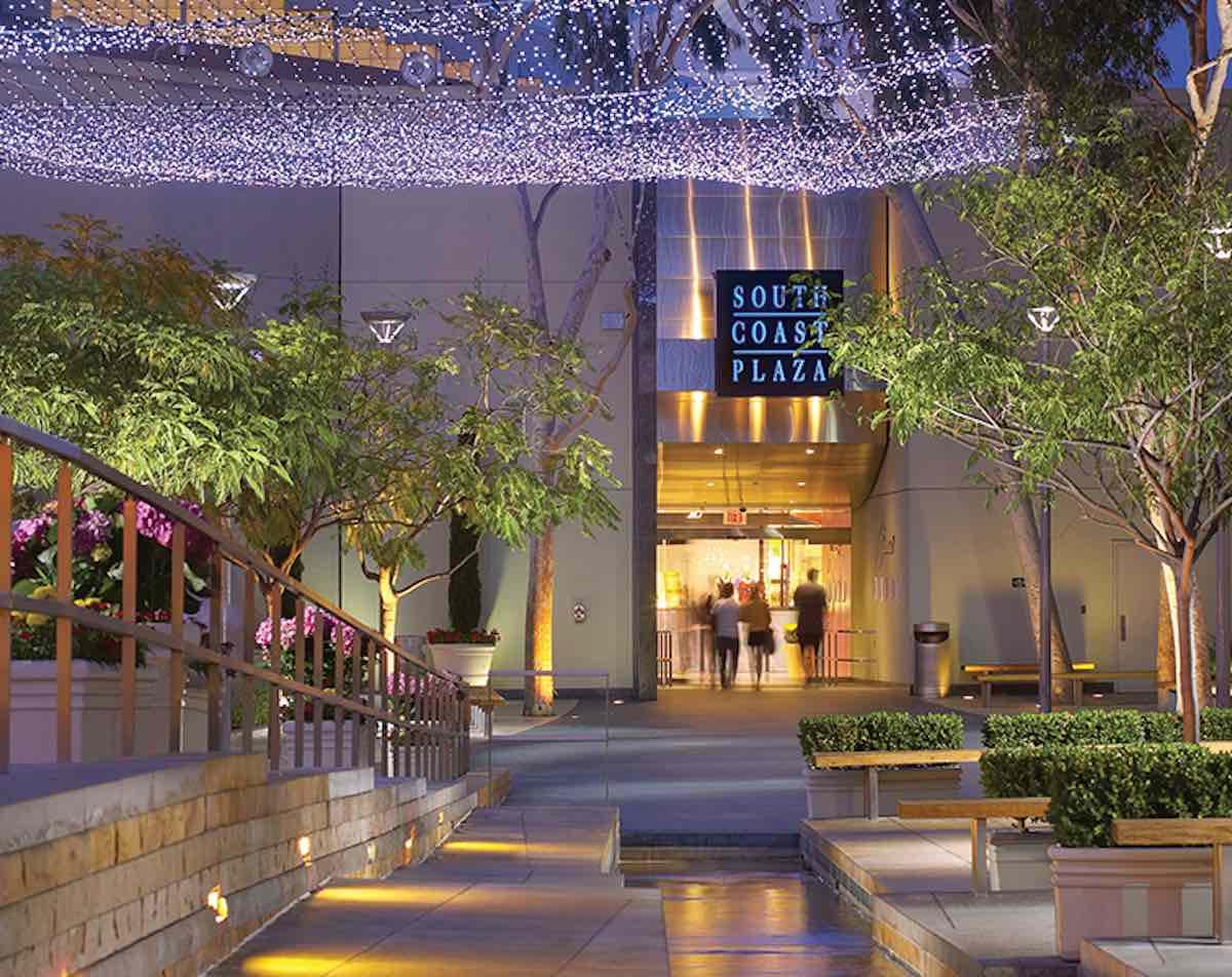 South Coast Plaza en Costa Mesa: Más Allá de las Compras, Un Viaje por el Arte y la Gastronomía