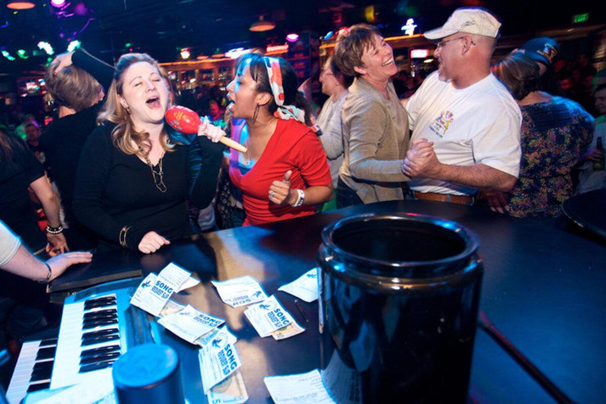 El bar de I-Drive donde puedes ser en un cantante profesional