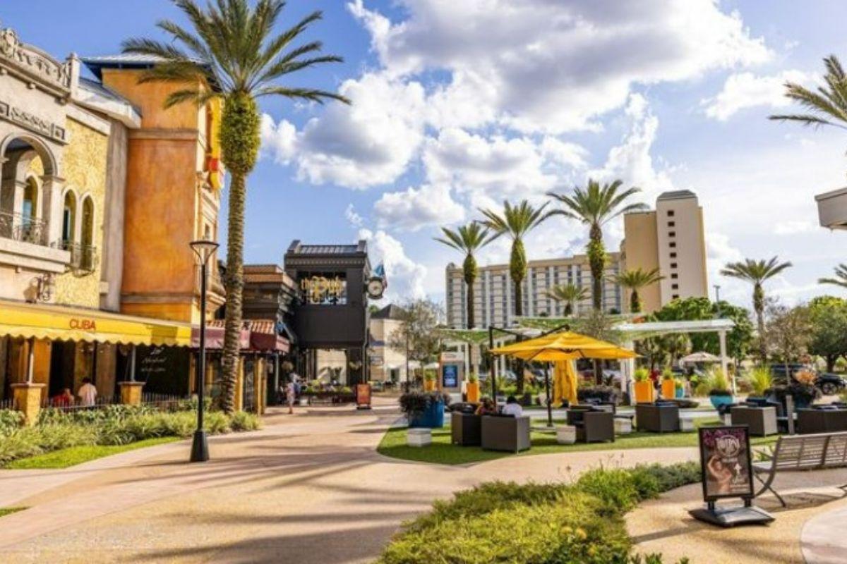 ¿Qué es el I-Drive District en Orlando y qué puedo hacer ahí?