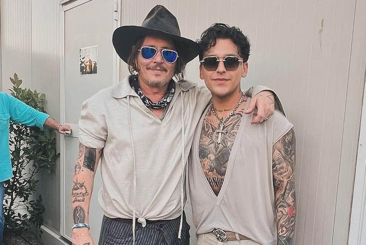 Christian Nodal Causa Revuelvo al Posar con Johnny Depp