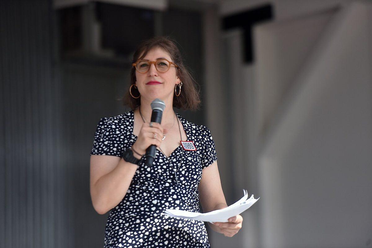 Las Duras Realidades de Mayim Bialik: Un Viaje de Adversidades