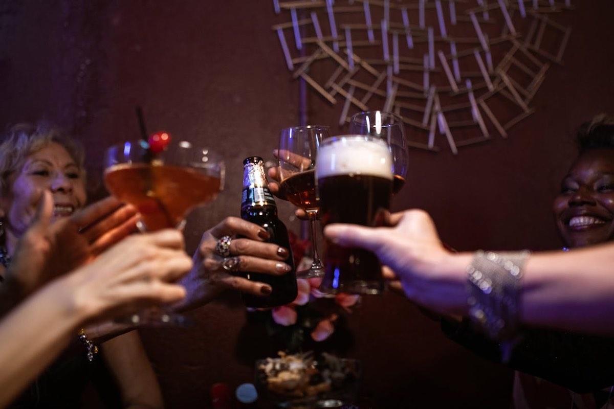 Los 10 Mejores Lugares para el Happy Hour en Los Ángeles que No te Puedes Perder