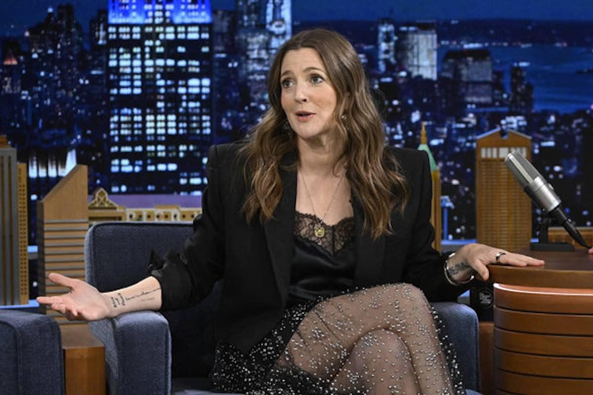 Drew Barrymore habla de su Infancia Salvaje, Playboy y Cómo Protege a sus Hijas del Internet