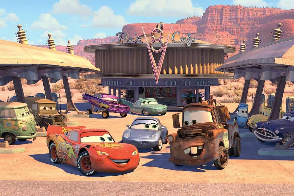 ¡La escena más extraña de Cars destruye la famosa teoría del universo compartido de Pixar!