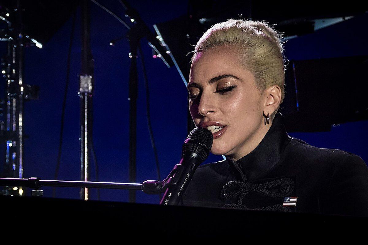 Lady Gaga Impacta en los Grammy 2025 con “Abracadabra”